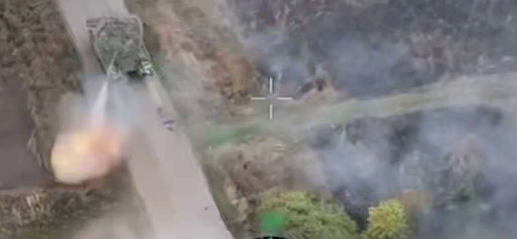 Действовали на опережение: танки украинских штурмовиков разнесли группу оккупантов в укрытии. Видео