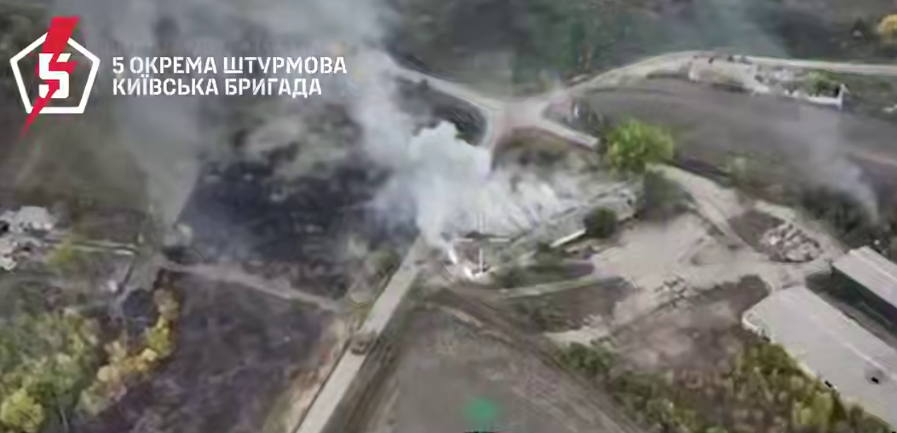 Действовали на опережение: танки украинских штурмовиков разнесли группу оккупантов в укрытии. Видео