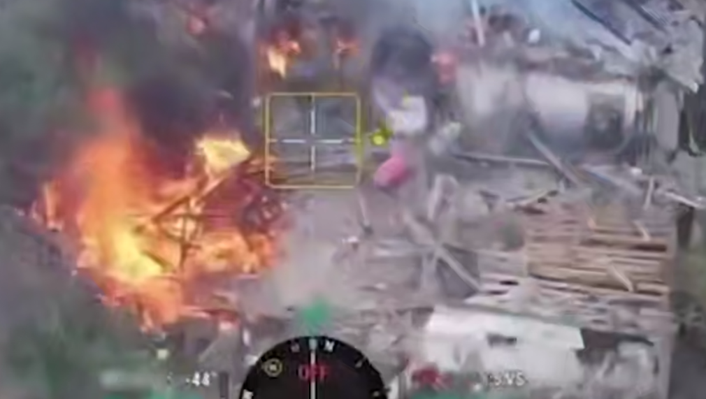 Действовали на опережение: танки украинских штурмовиков разнесли группу оккупантов в укрытии. Видео