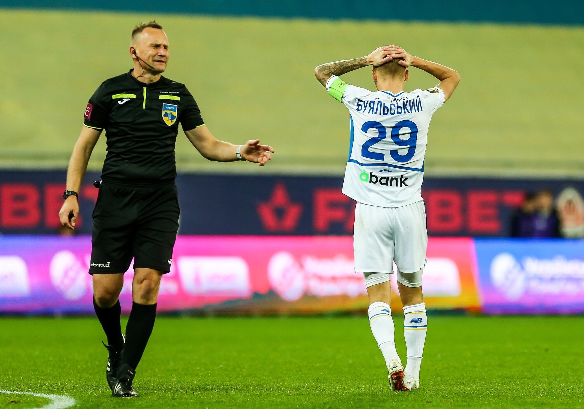 "Дать пинка": в СМИ наглядно показали, как арбитр подсудил "Шахтеру" в матче с "Динамо". Видео