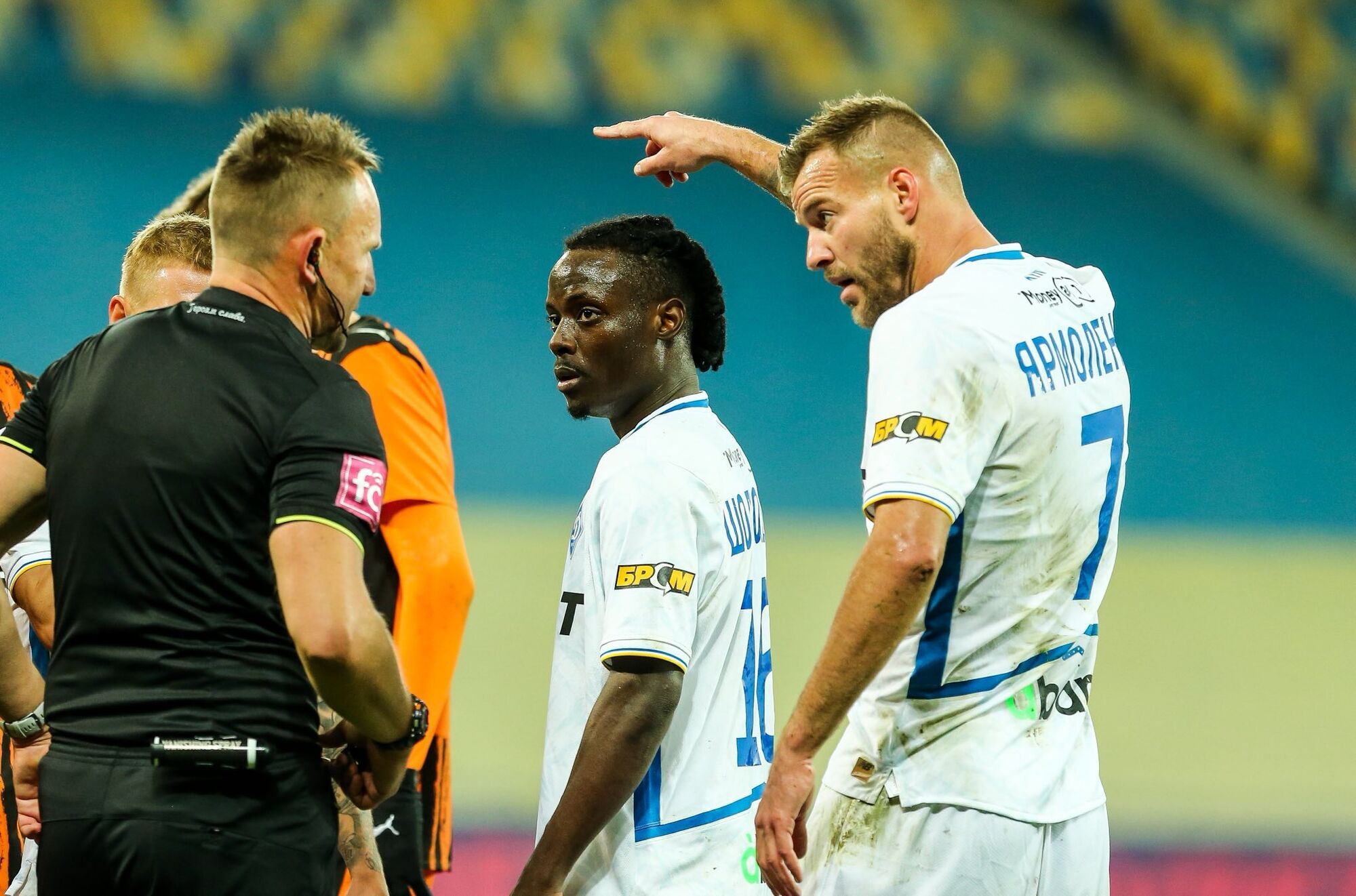 "Дать пинка": в СМИ наглядно показали, как арбитр подсудил "Шахтеру" в матче с "Динамо". Видео