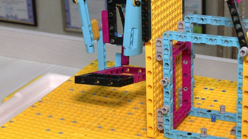 Работал два месяца: в Ривненской области школьник создал из Lego тренажер для реабилитации ветеранов. Фото и видео