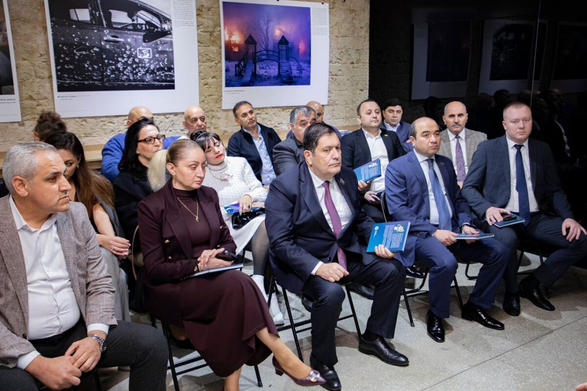 В Баку презентовали книгу Александра Коваленко "44 дня в 2020-м"