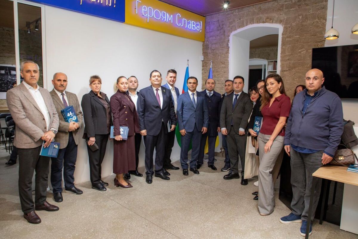 В Баку презентовали книгу Александра Коваленко "44 дня в 2020-м"