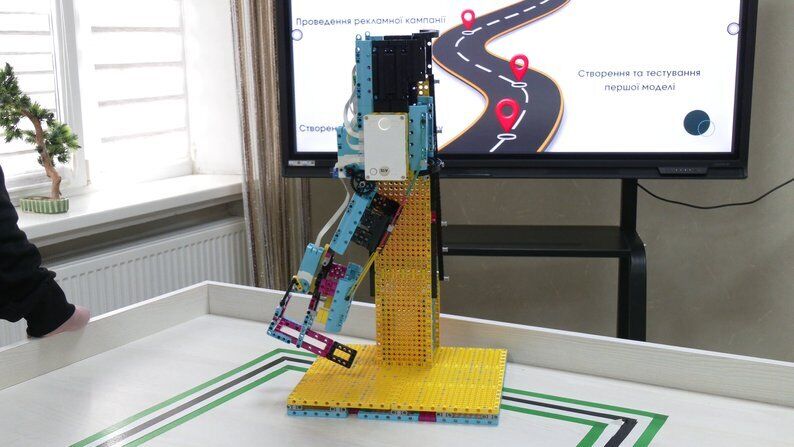 Работал два месяца: в Ривненской области школьник создал из Lego тренажер для реабилитации ветеранов. Фото и видео