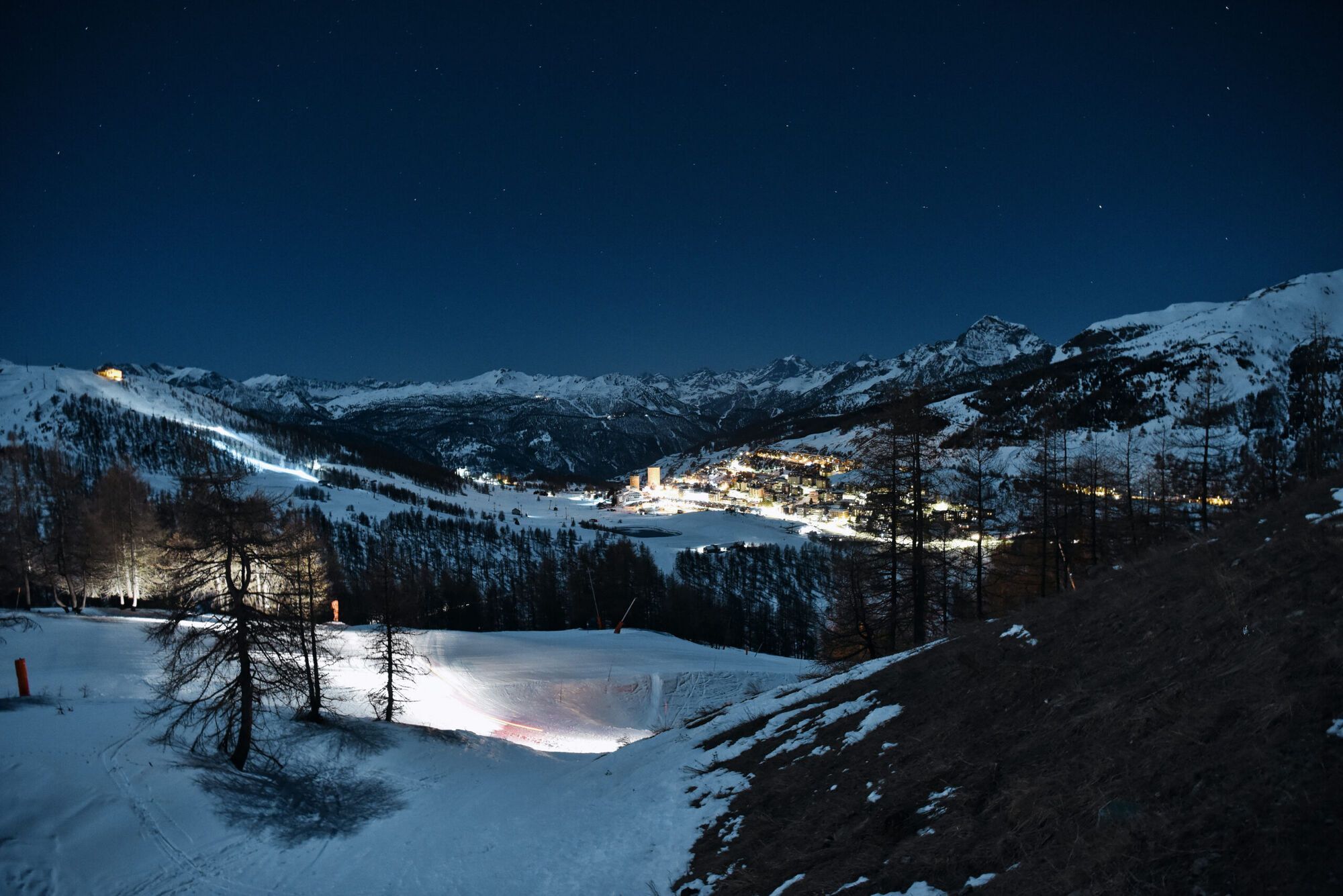 Где бюджетно покататься на лыжах этой зимой: лучшие направления