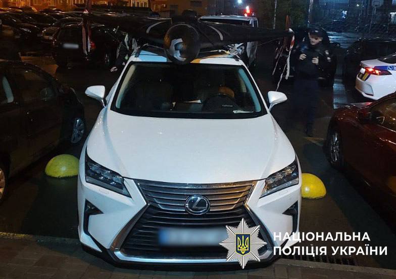 В Киеве водитель Lexus ездил по городу с настоящим "Шахедом" на крыше. Подробности и фото