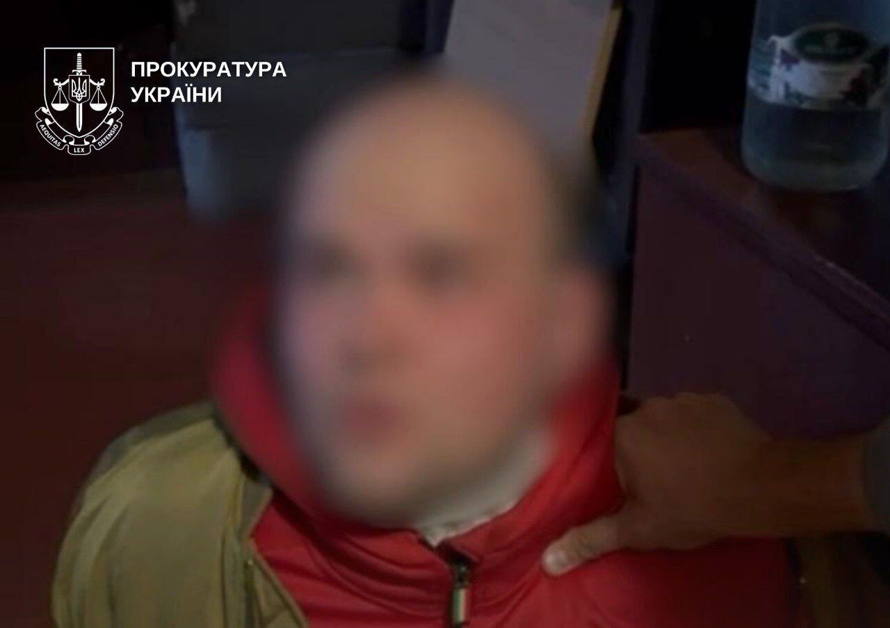 В Киеве мужчина нападал на женщин, которые гуляли с детьми: бил их и таскал за волосы. Подробности и видео