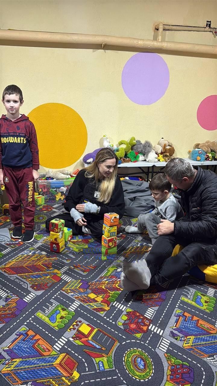 "Фото года". Анджелина Джоли в противодроновом тоннеле на Херсонщине стала сенсацией в сети