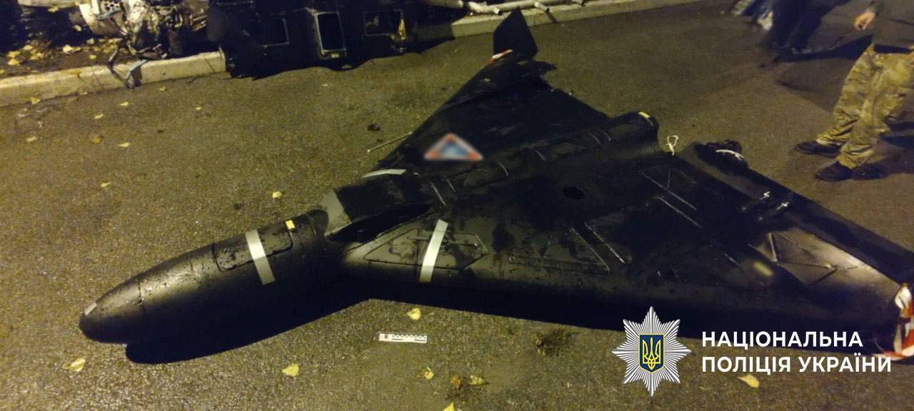 В Киеве водитель Lexus ездил по городу с настоящим "Шахедом" на крыше. Подробности и фото