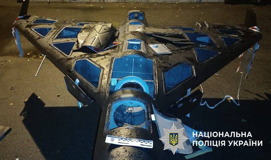 В Киеве водитель Lexus ездил по городу с настоящим "Шахедом" на крыше. Подробности и фото