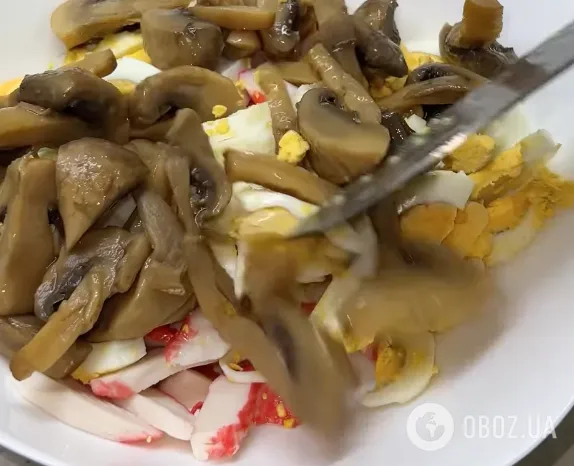 Крабовий салат "Аншлаг" для новорічного столу: ділимося рецепт смачної та ефектної страви