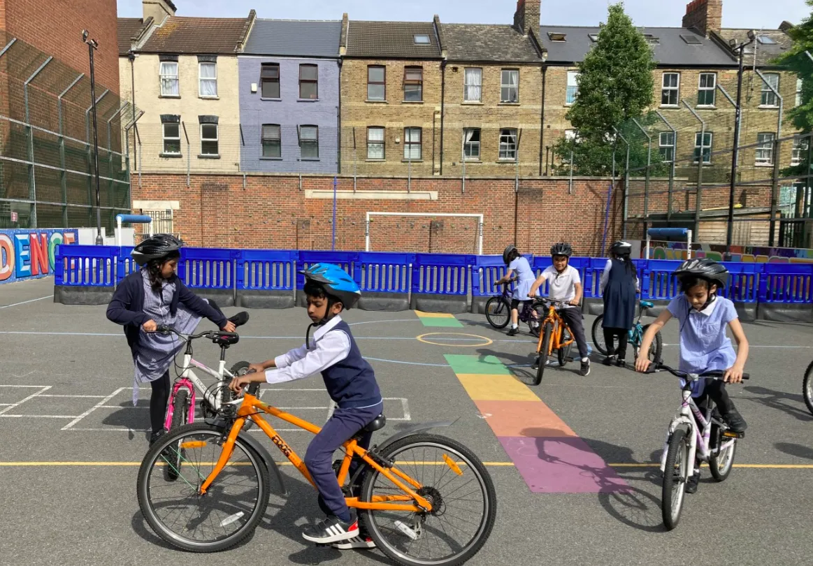 Как выглядит единственная школа в Британии, где ни один из учеников не говорит на английском как на родном. Фото