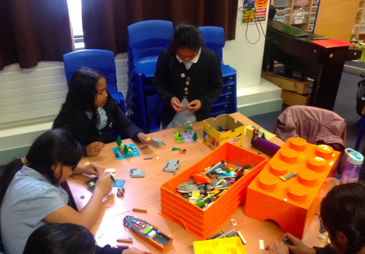 Как выглядит единственная школа в Британии, где ни один из учеников не говорит на английском как на родном. Фото