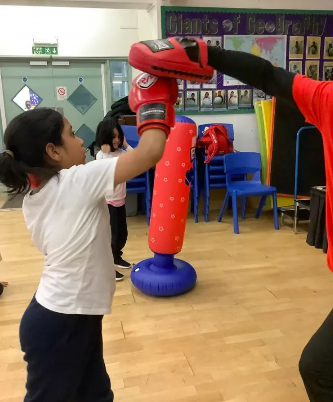 Как выглядит единственная школа в Британии, где ни один из учеников не говорит на английском как на родном. Фото