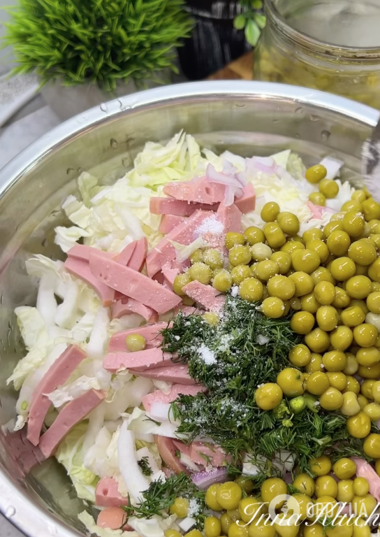 Смачний салат "Дністер" із пекінської капусти: рецепт бюджетної страви за 10 хвилин