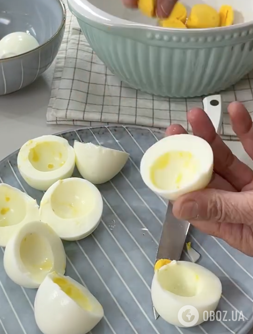 Фаршировані яйця зі смачною начинкою: рецепт закуски для новорічного столу за 2 хвилини