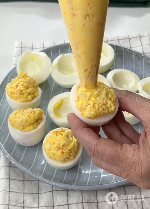 Фаршировані яйця зі смачною начинкою: рецепт закуски для святкового столу