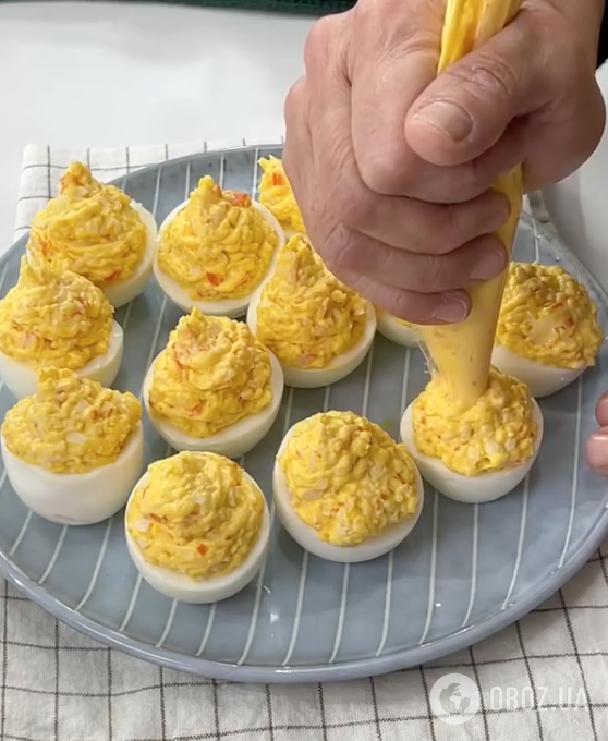 Фаршировані яйця зі смачною начинкою: рецепт закуски для святкового столу