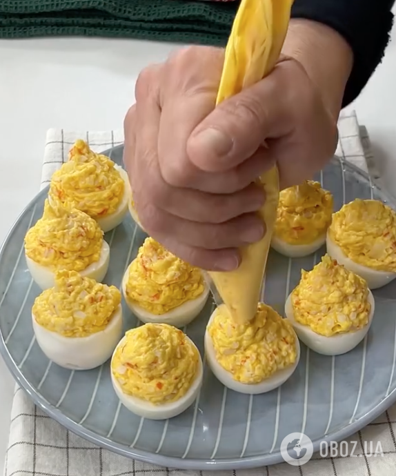 Фаршированные яйца с очень вкусной начинкой для пасхального стола: самый простой рецепт