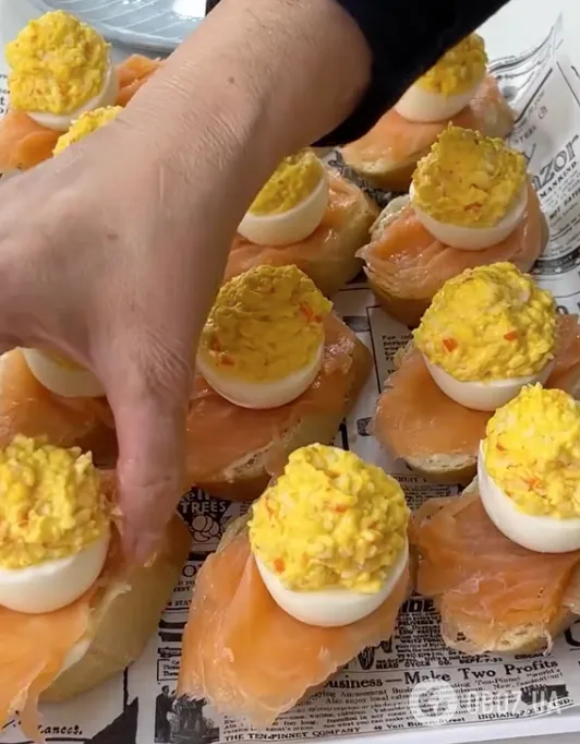 Фаршировані яйця зі смачною начинкою: рецепт закуски для новорічного столу за 2 хвилини