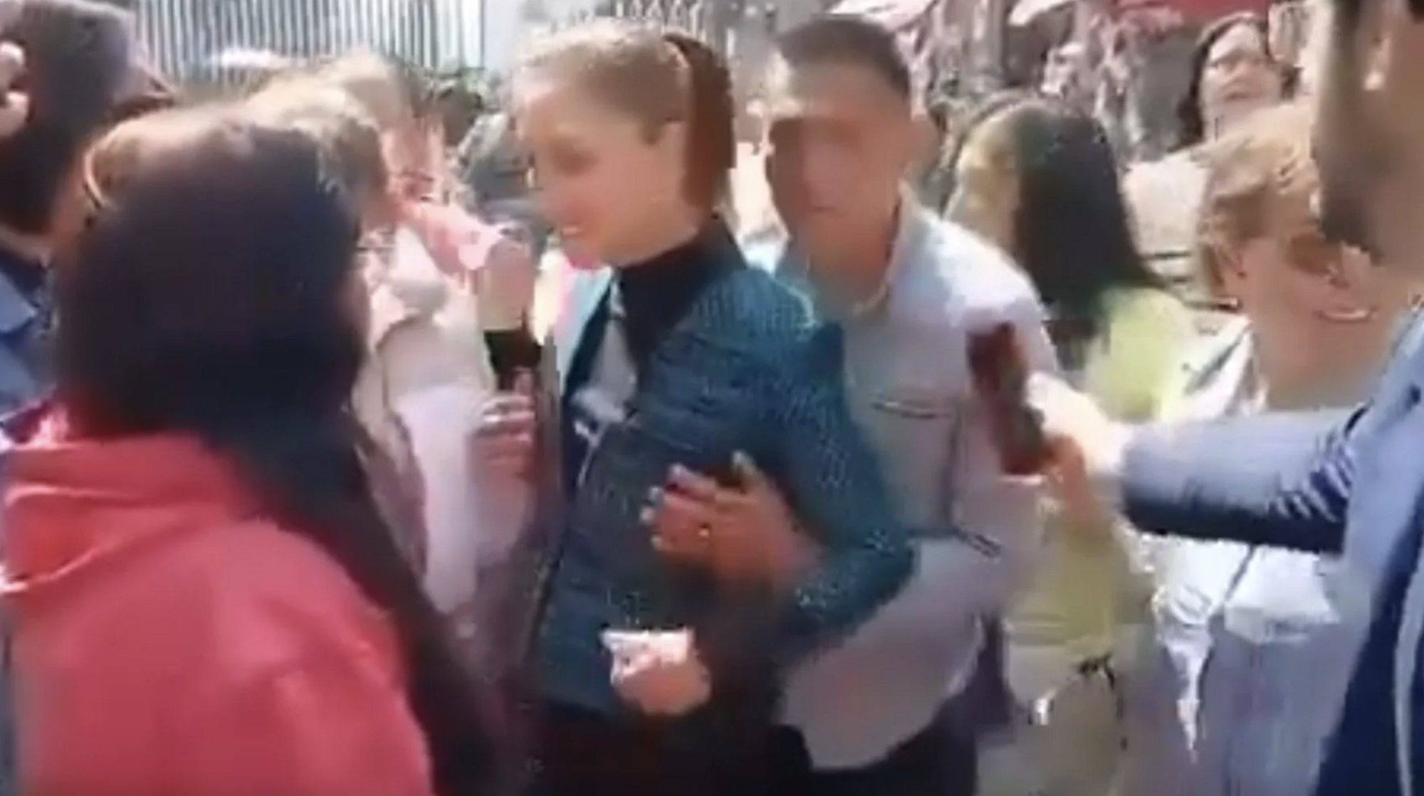 Президент Мексики подверглась домогательствам от неизвестного мужчины на улице: она подала против него иск. Видео