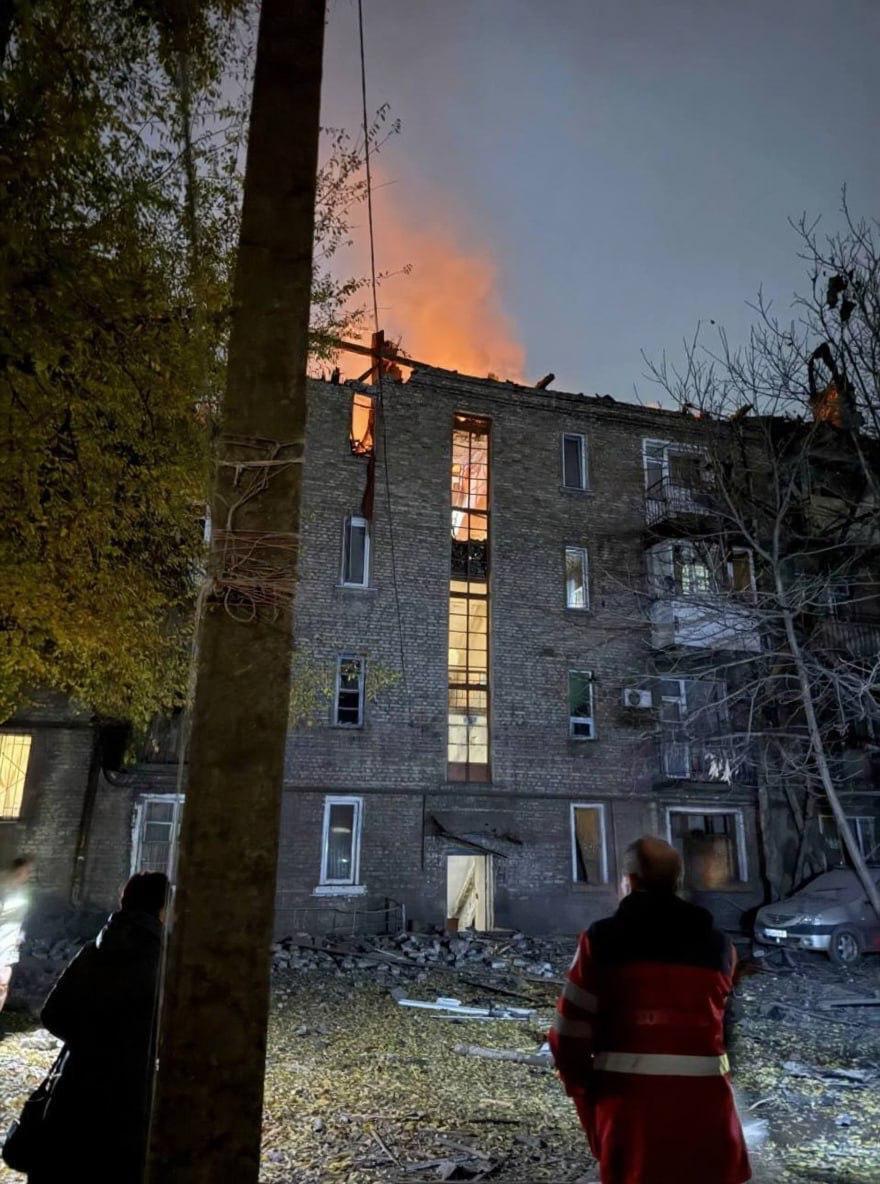 Росія атакувала Кам'янське на Дніпропетровщині: горіла багатоповерхівка, є постраждалі. Фото і відео