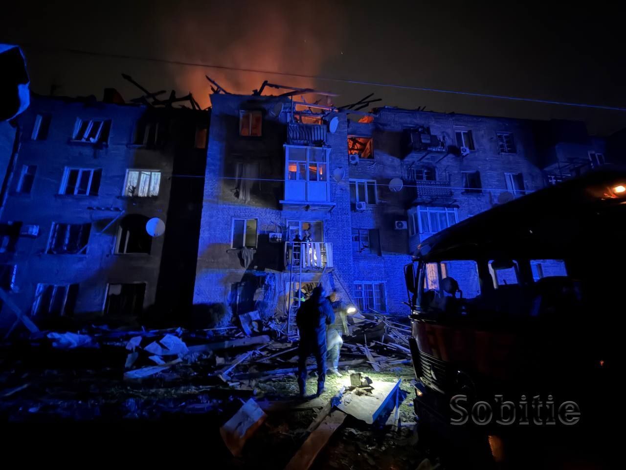 Росія атакувала Кам'янське на Дніпропетровщині: горіла багатоповерхівка, є постраждалі. Фото і відео