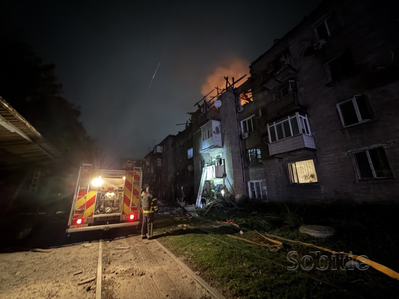 Росія атакувала Кам'янське на Дніпропетровщині: горіла багатоповерхівка, є постраждалі. Фото і відео