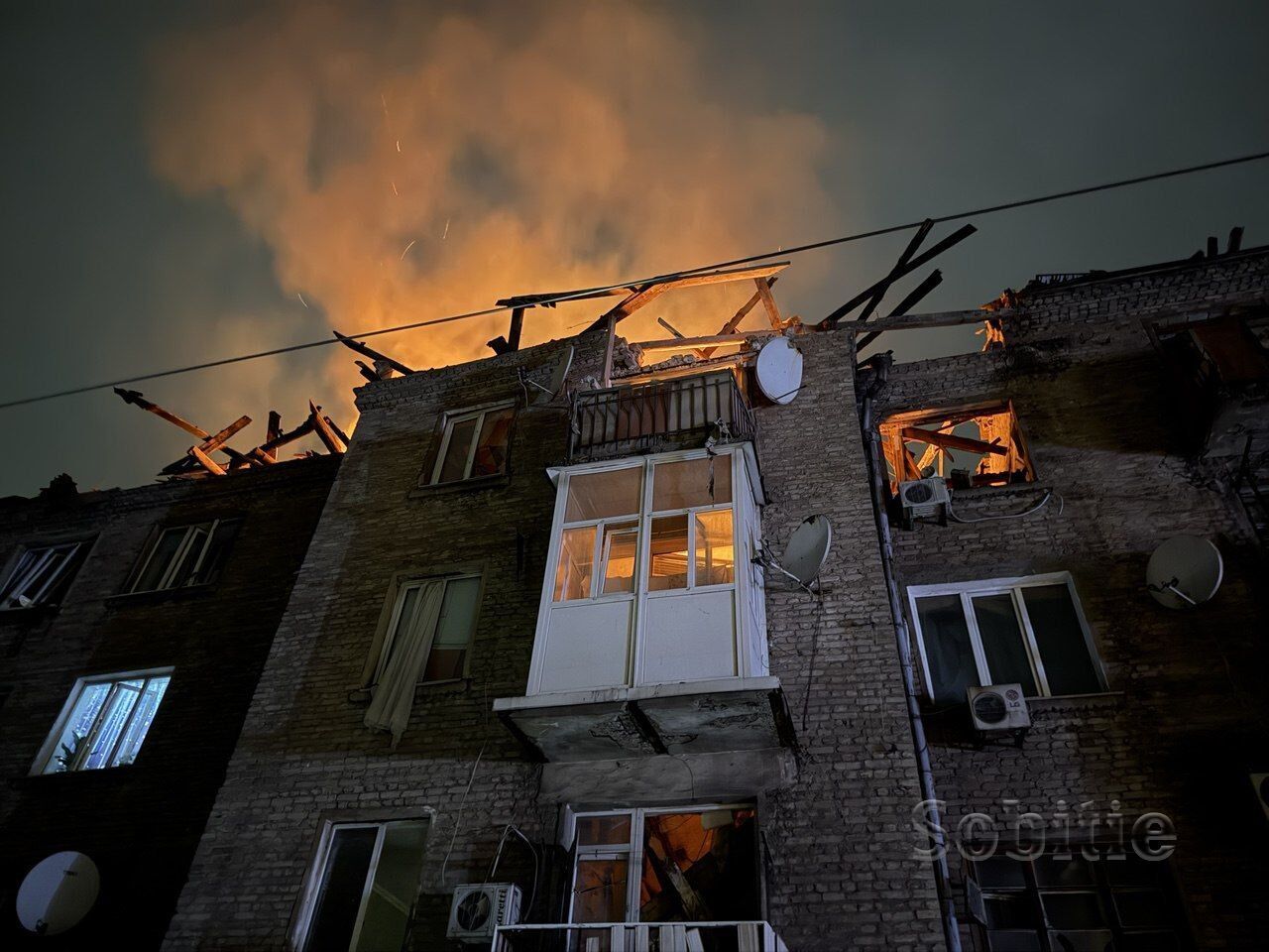 Разрушен один из подъездов дома, погиб человек: появились новые данные о последствиях атаки РФ на Каменское. Видео