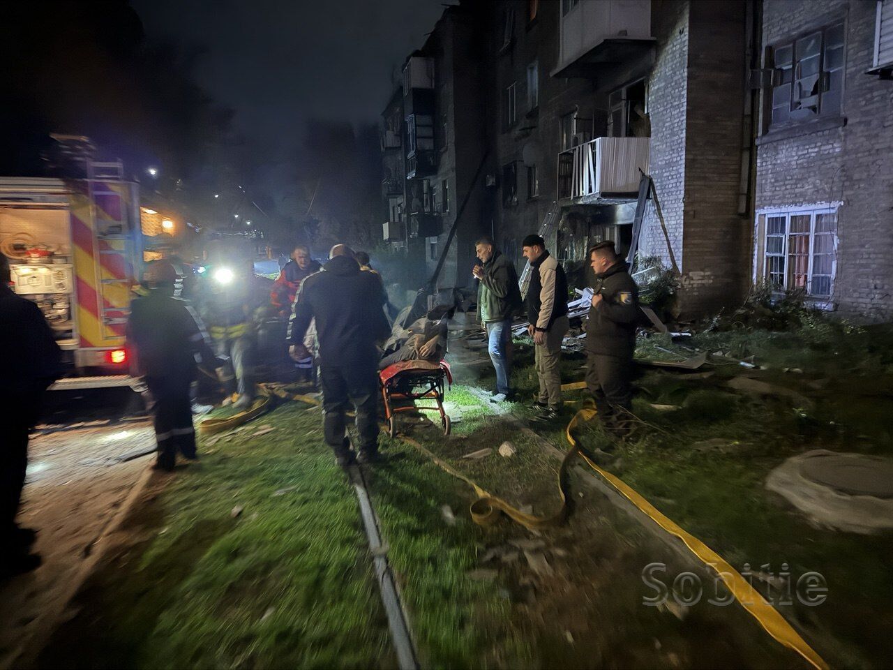 Росія атакувала Кам'янське на Дніпропетровщині: горіла багатоповерхівка, є постраждалі. Фото і відео