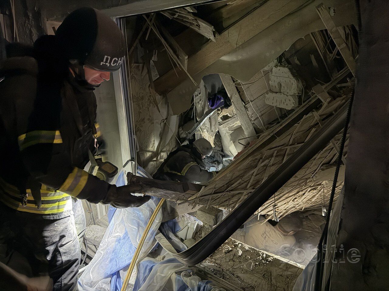 Разрушен один из подъездов дома, погиб человек: появились новые данные о последствиях атаки РФ на Каменское. Видео