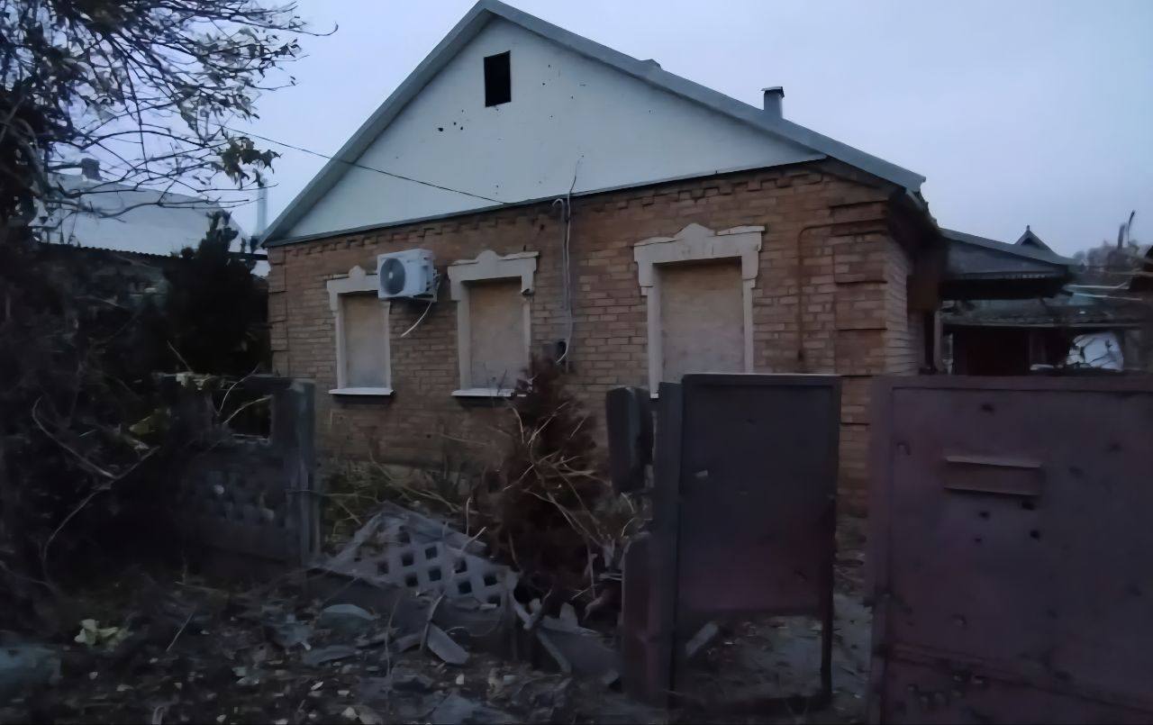 Россия ударила дронами по Днепру: повреждены дома, среди шести пострадавших двое полицейских. Фото