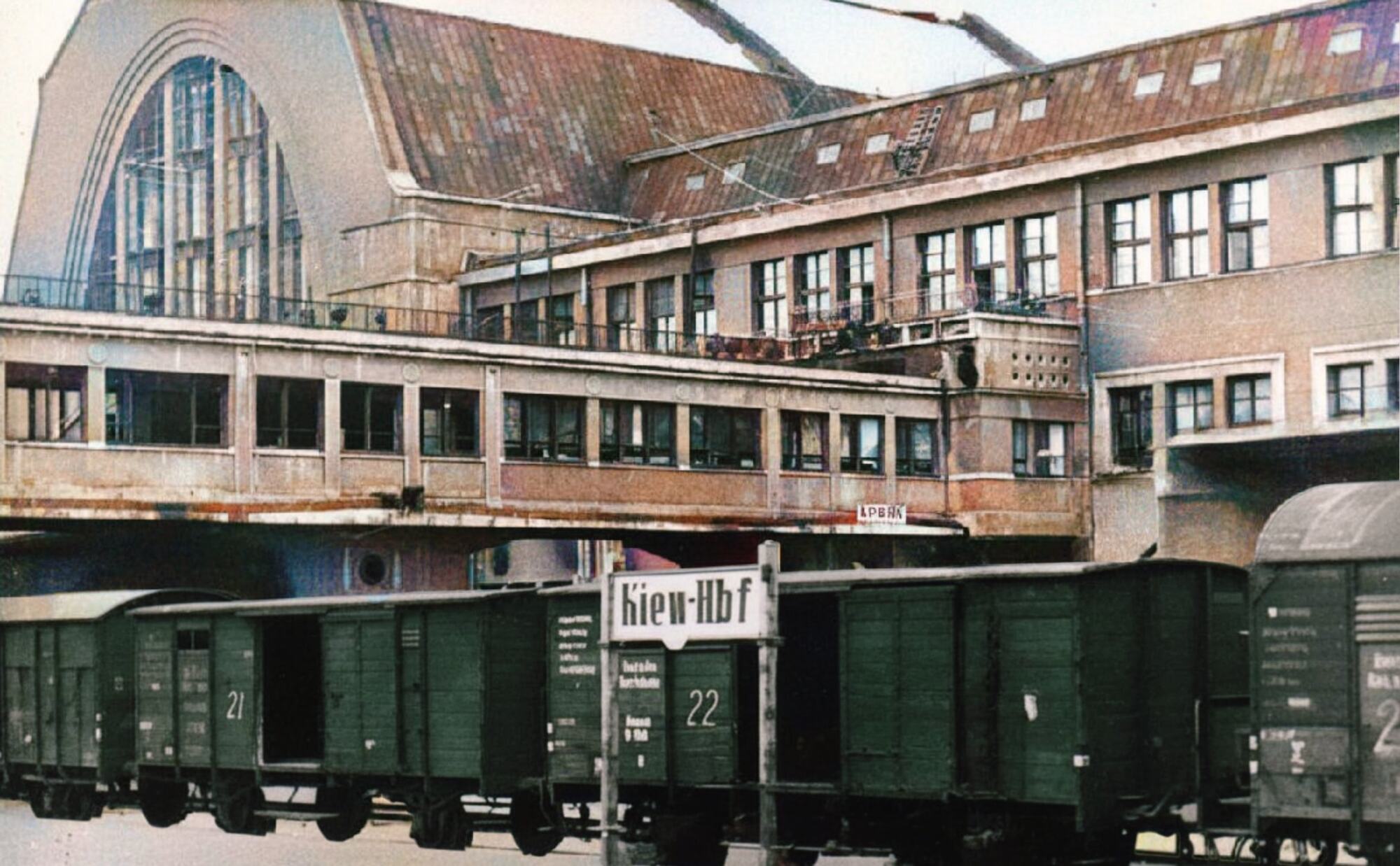 Как выглядел Центральный железнодорожный вокзал во время немецкой оккупации Киева в 1942-1943 годах. Уникальные фото