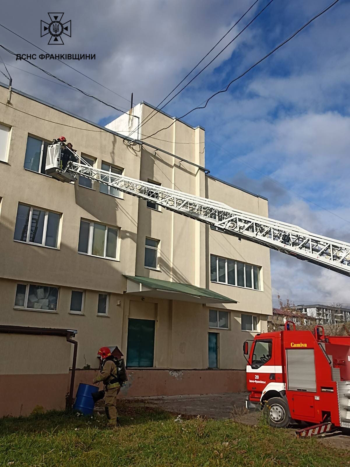 В Ивано-Франковске в офисе взорвалась зарядная станция: эвакуированы 40 человек, есть пострадавшие. Фото