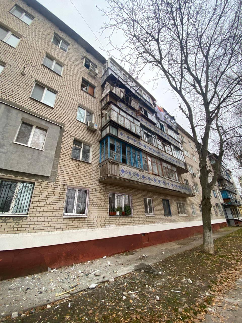 Россия ударила дронами по Днепру: повреждены дома, среди шести пострадавших двое полицейских. Фото