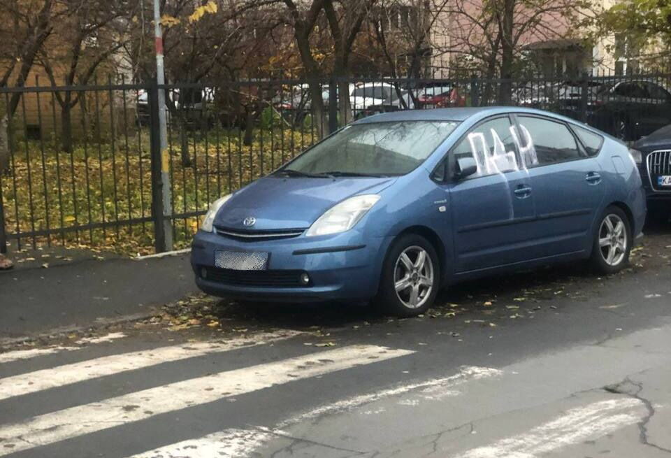 В Киеве на Позняках "герою парковки" прямо намекнули, что он нарушил ПДД. Фотофакт