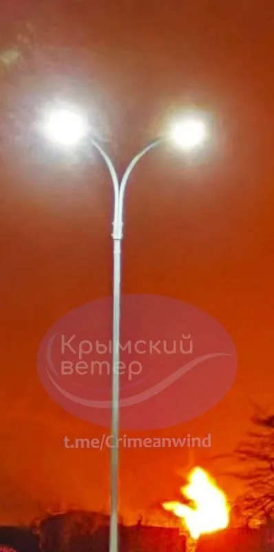 Заграву видно здалеку: в окупованому Сімферополі після атаки дронів спалахнула пожежа на нафтобазі. Фото