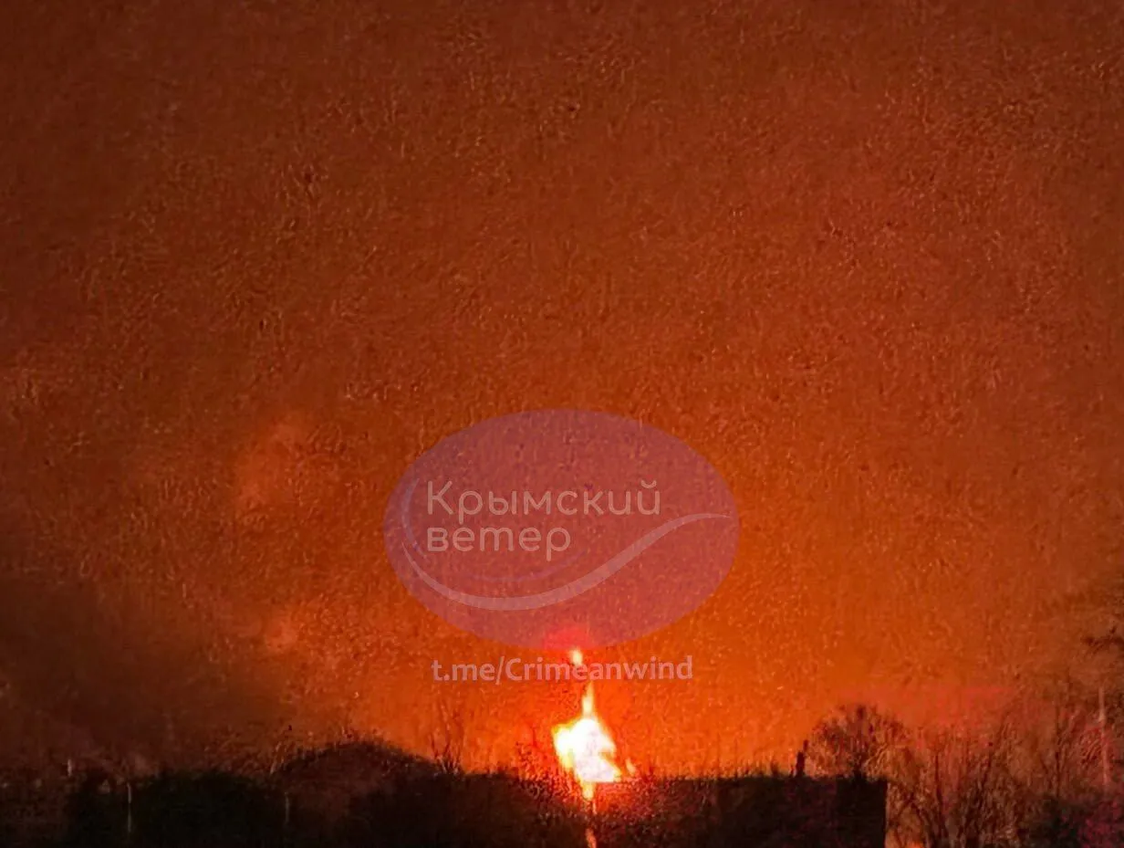Заграву видно здалеку: в окупованому Сімферополі після атаки дронів спалахнула пожежа на нафтобазі. Фото