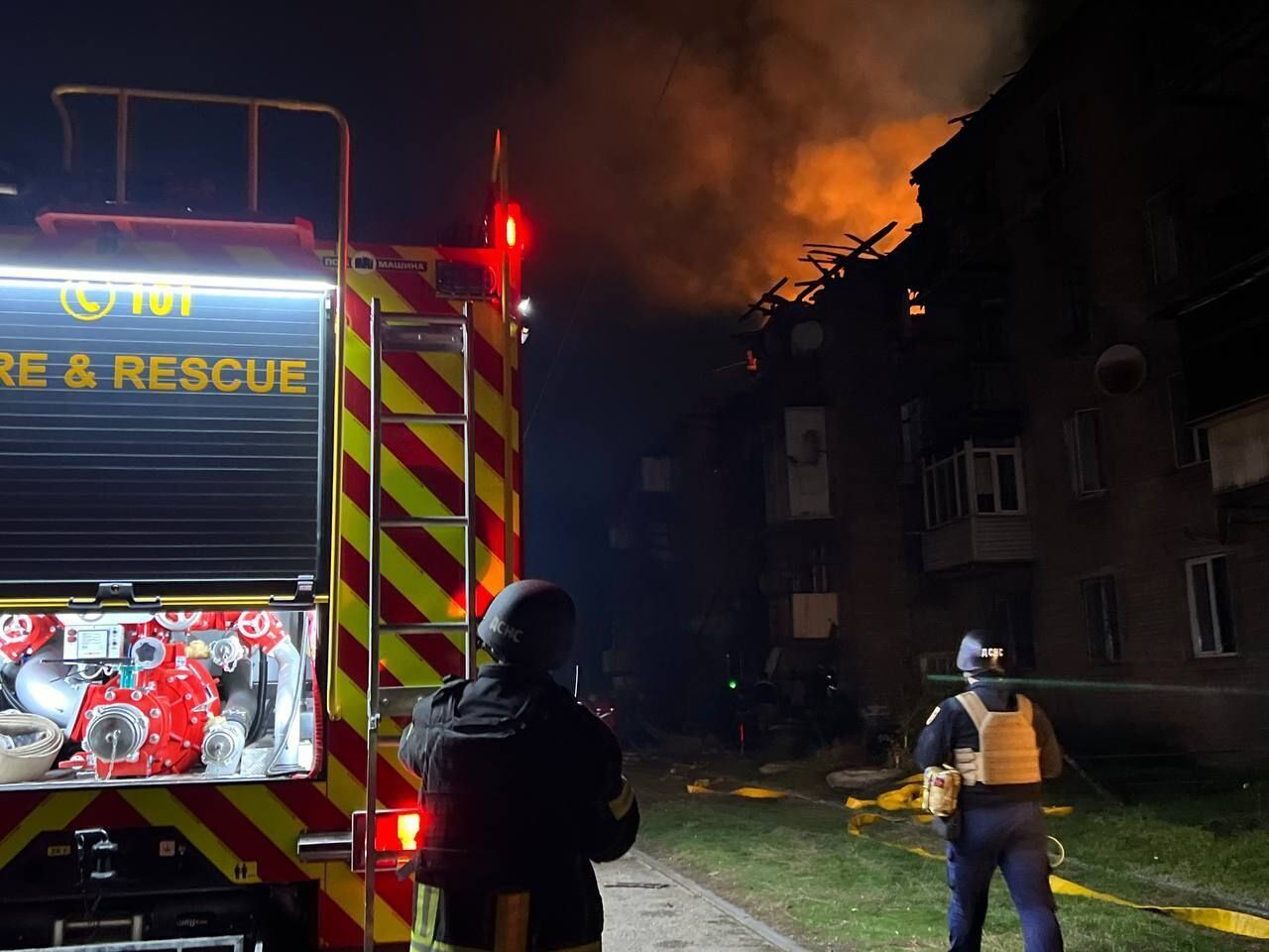 Росія атакувала Кам'янське на Дніпропетровщині: горіла багатоповерхівка, є постраждалі. Фото і відео