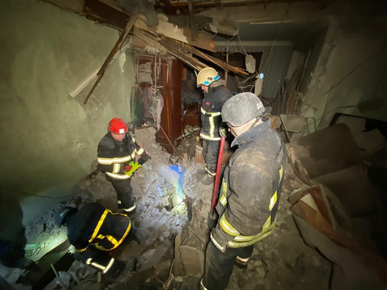 Росія атакувала Кам'янське на Дніпропетровщині: горіла багатоповерхівка, є постраждалі. Фото і відео