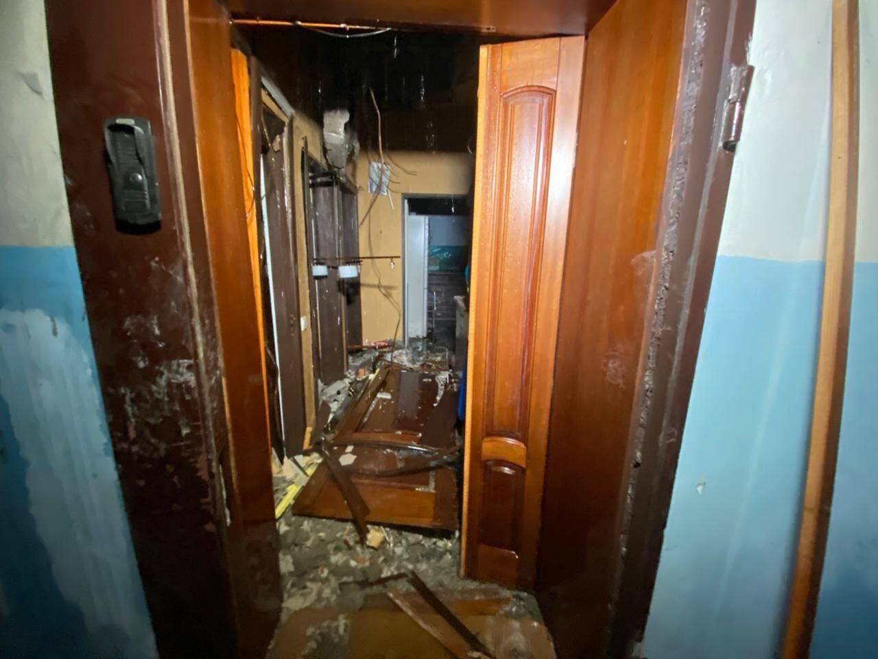 Разрушен один из подъездов дома, погиб человек: появились новые данные о последствиях атаки РФ на Каменское. Видео