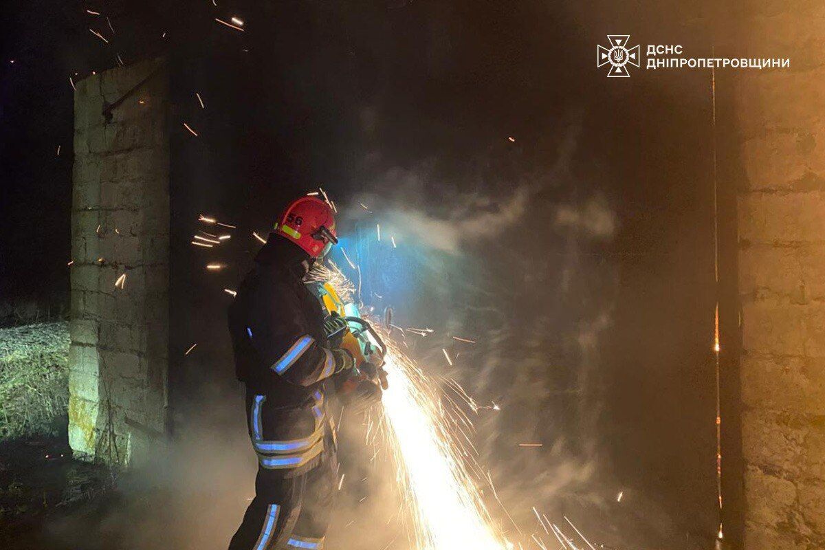 Россия ударила дронами по Днепру: повреждены дома, среди шести пострадавших двое полицейских. Фото