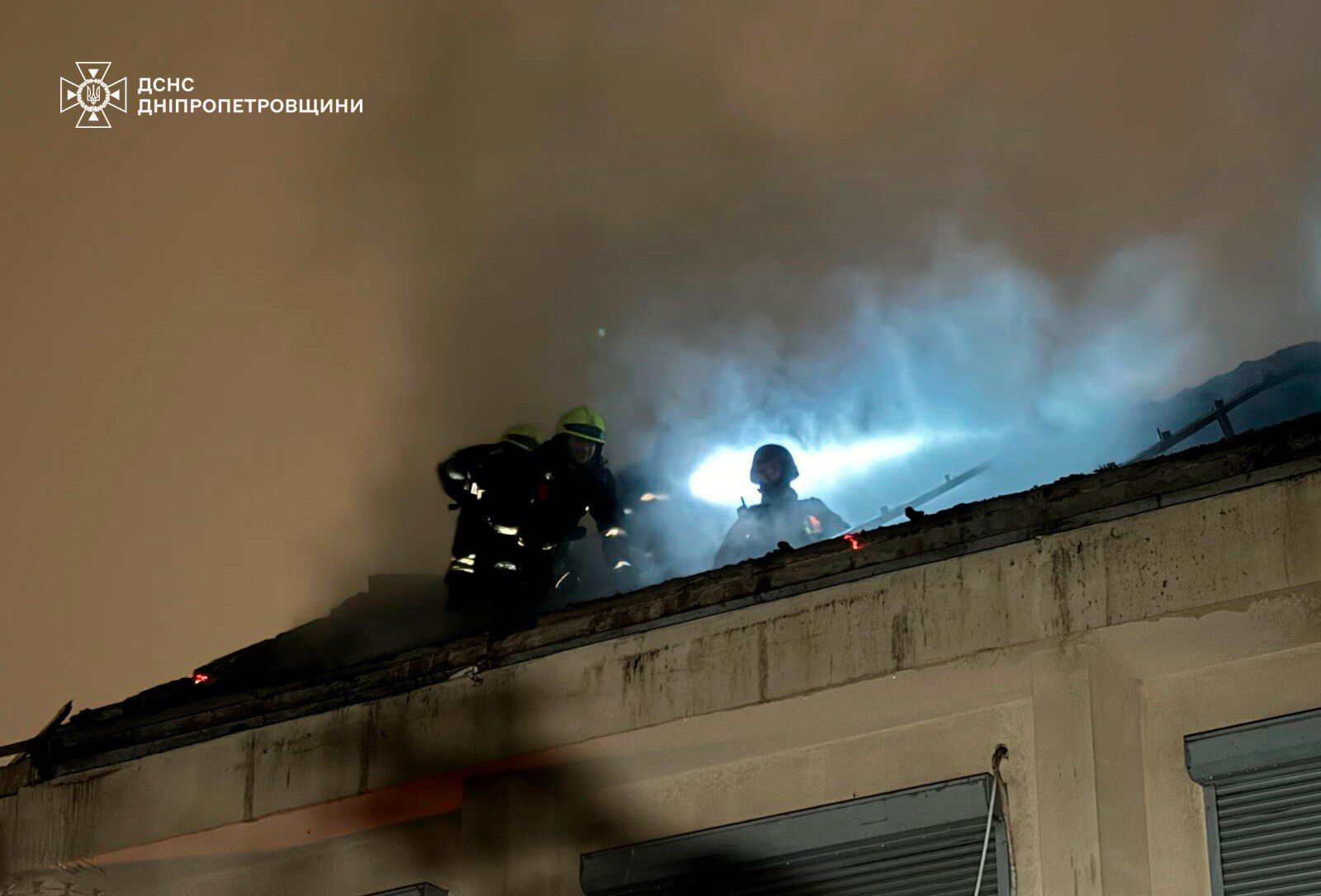 Россия ударила дронами по Днепру: повреждены дома, среди шести пострадавших двое полицейских. Фото