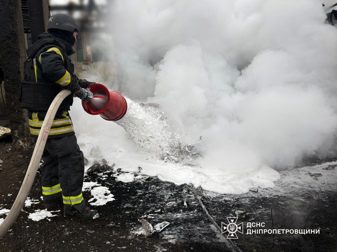 Россия ударила дронами по Днепру: повреждены дома, среди шести пострадавших двое полицейских. Фото