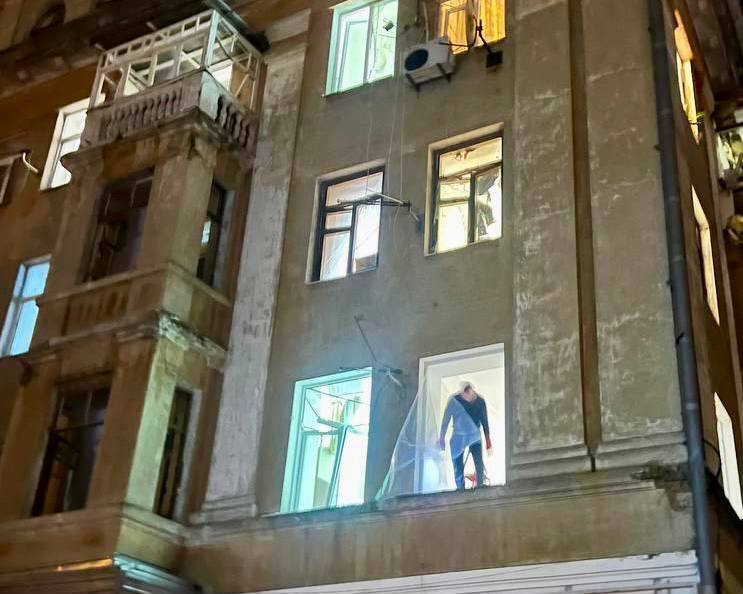 Россия ударила дронами по Днепру: повреждены дома, среди шести пострадавших двое полицейских. Фото