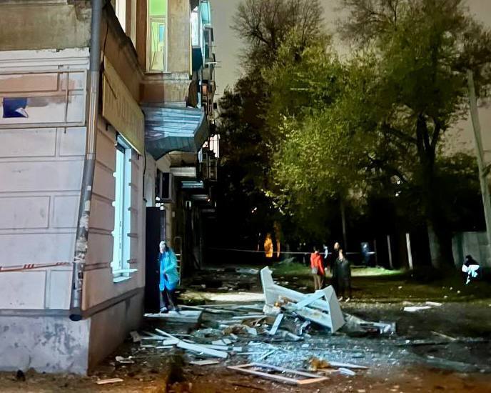 Россия ударила дронами по Днепру: повреждены дома, среди шести пострадавших двое полицейских. Фото