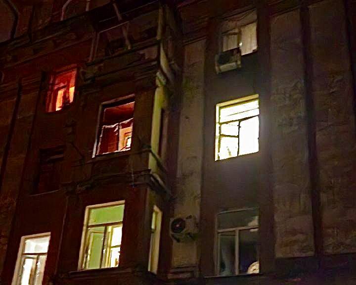 Россия ударила дронами по Днепру: повреждены дома, среди шести пострадавших двое полицейских. Фото