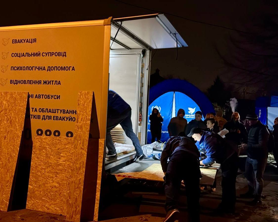 Россия ударила дронами по Днепру: повреждены дома, среди шести пострадавших двое полицейских. Фото