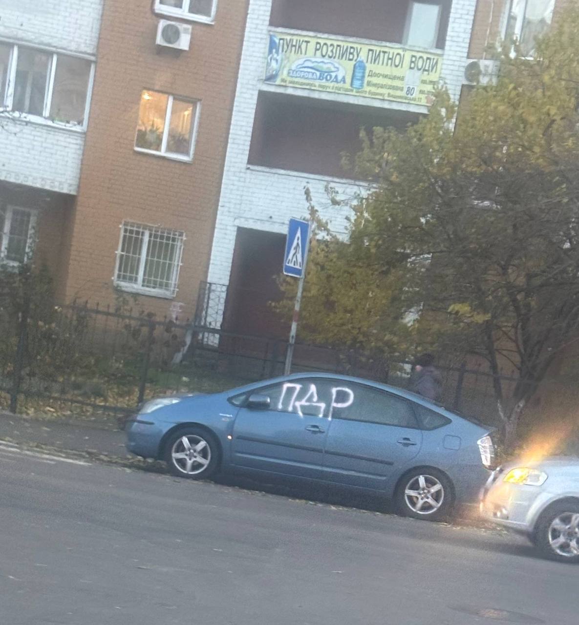 В Киеве на Позняках "герою парковки" прямо намекнули, что он нарушил ПДД. Фотофакт